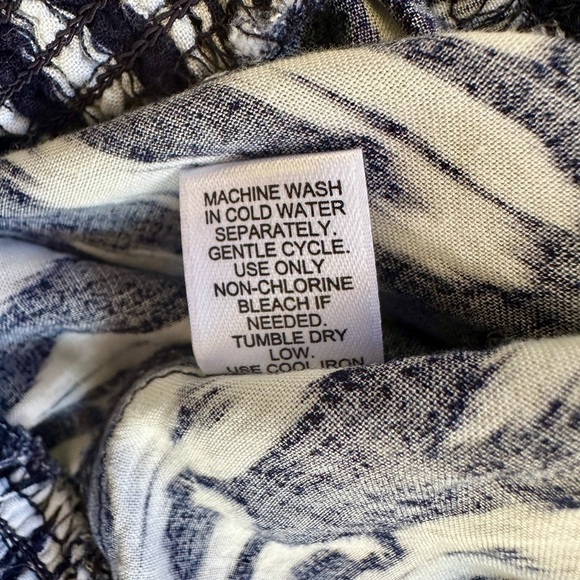 CATO WOMAN, NAVY & WHITE, AZTEC PRINT TOP WITH ROUND NECKLINE. SIZE 18/20W - Picture 6 of 6